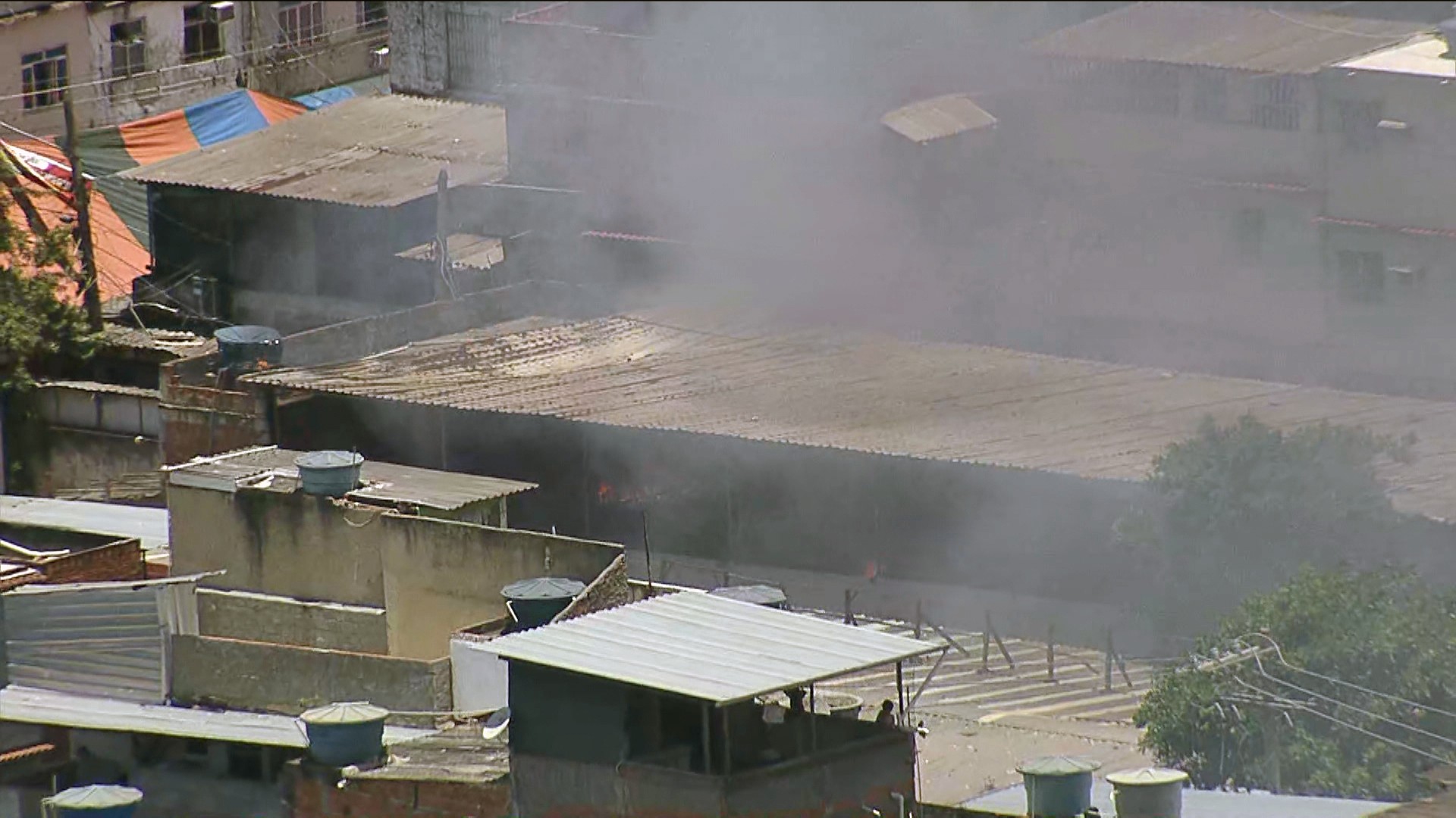 Incêndio consome galpão na Nova Holanda, no Complexo da Maré, e provoca explosões; VÍDEO 