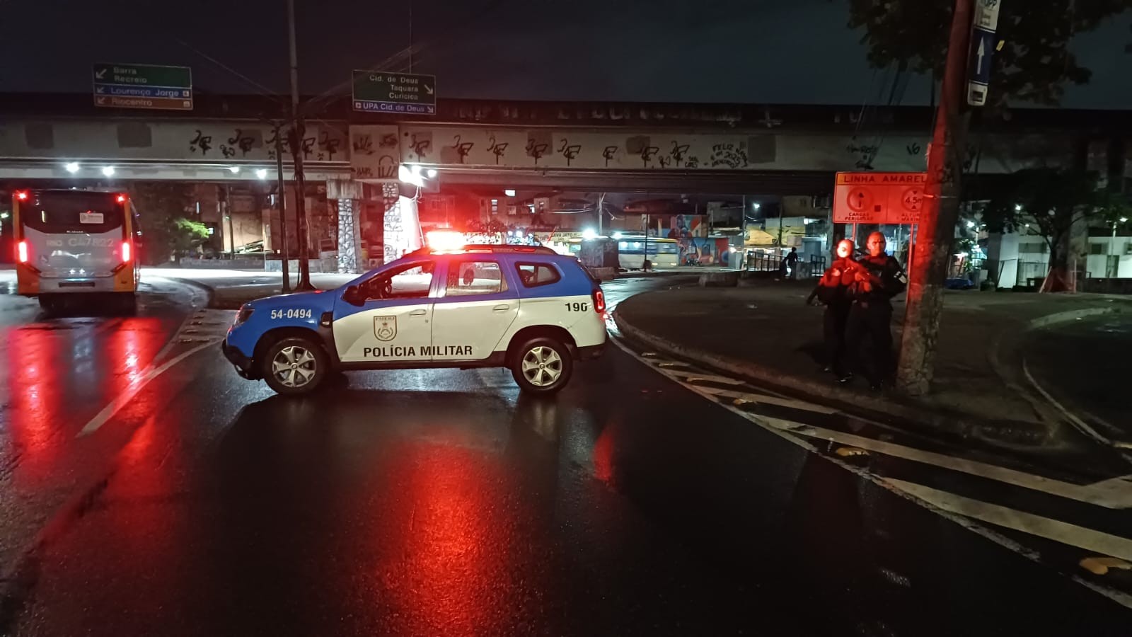 Bope faz ação na Cidade de Deus, e criminosos fecham vias da comunidade