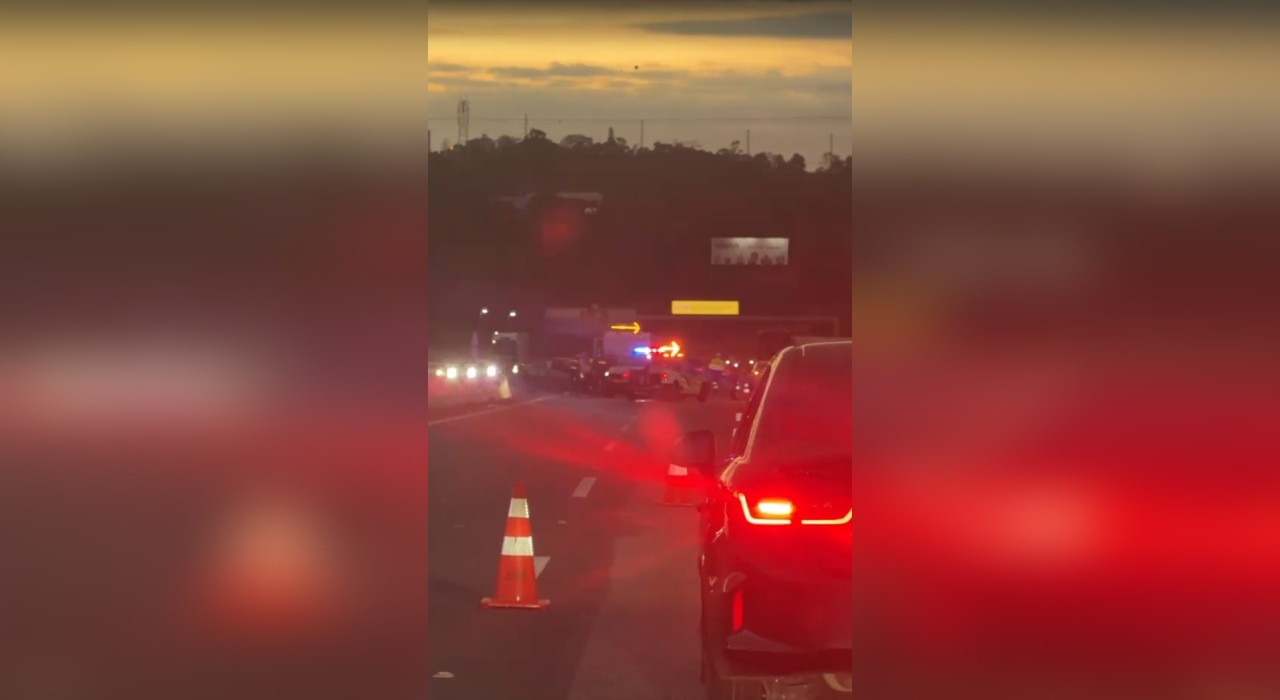 Engavetamento entre quatro veículos causa congestionamento e deixa feridos na SP-280 em Araçariguama 