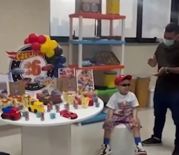 Bolo, balões e fé: à espera de medicação do SUS, menino com leucemia comemora 6 anos no hospital em Belém