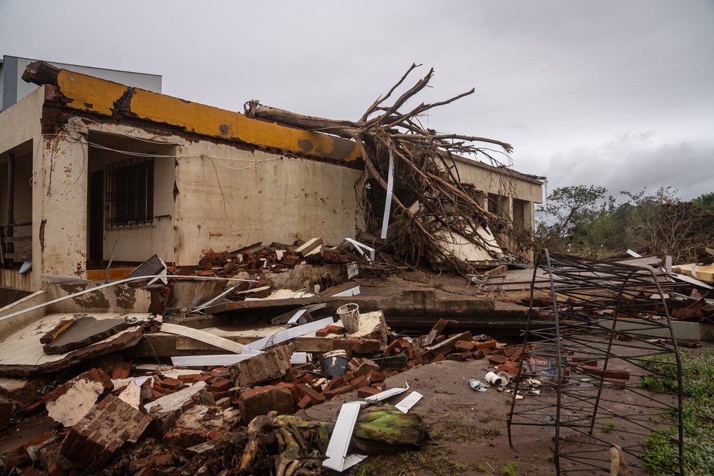 Árvore foi parar sobre uma das casas atingidas pelas enchentes na cidade de Lajeado (RS). — Foto: Fábio Tito/g1