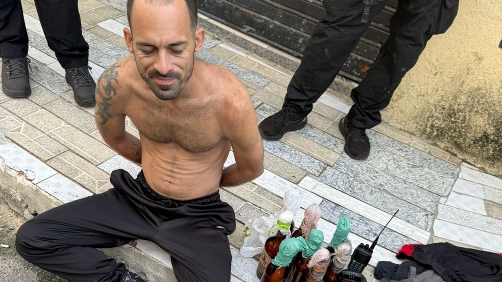 Homem é preso com coquetéis molotov — Foto: Reprodução/TV Globo