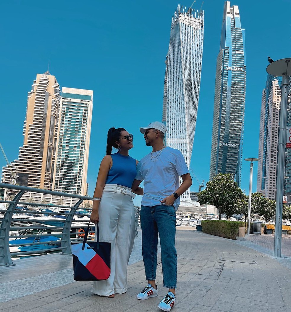 Cantor Pedro Henrique ao lado de mulher, Suilan Barreto, em viagem à Dubai — Foto: Reprodução/ Instagram