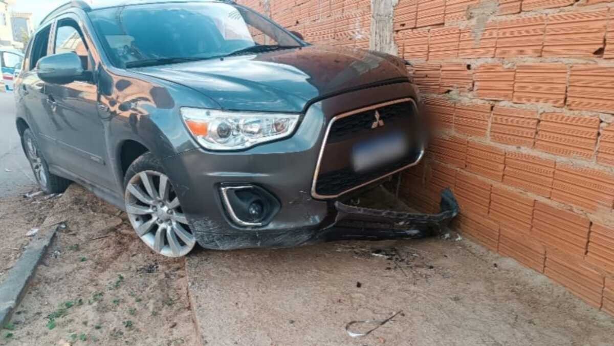 Homem furta carro de garagem, tenta atropelar policiais durante perseguição e é preso em Montes Claros