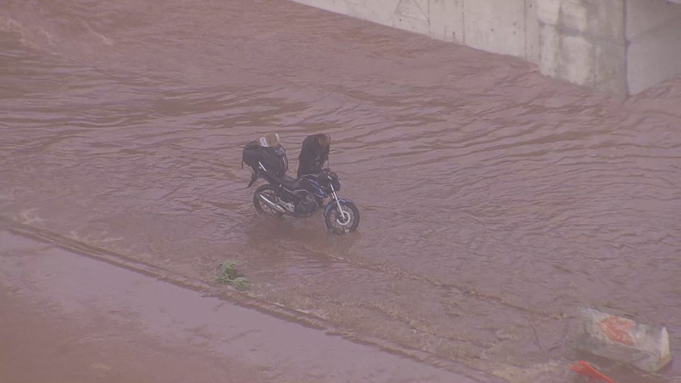 Motociclista preso em alagamento em Santo André, na Grande SP — Foto: Reprodução/TV Globo
