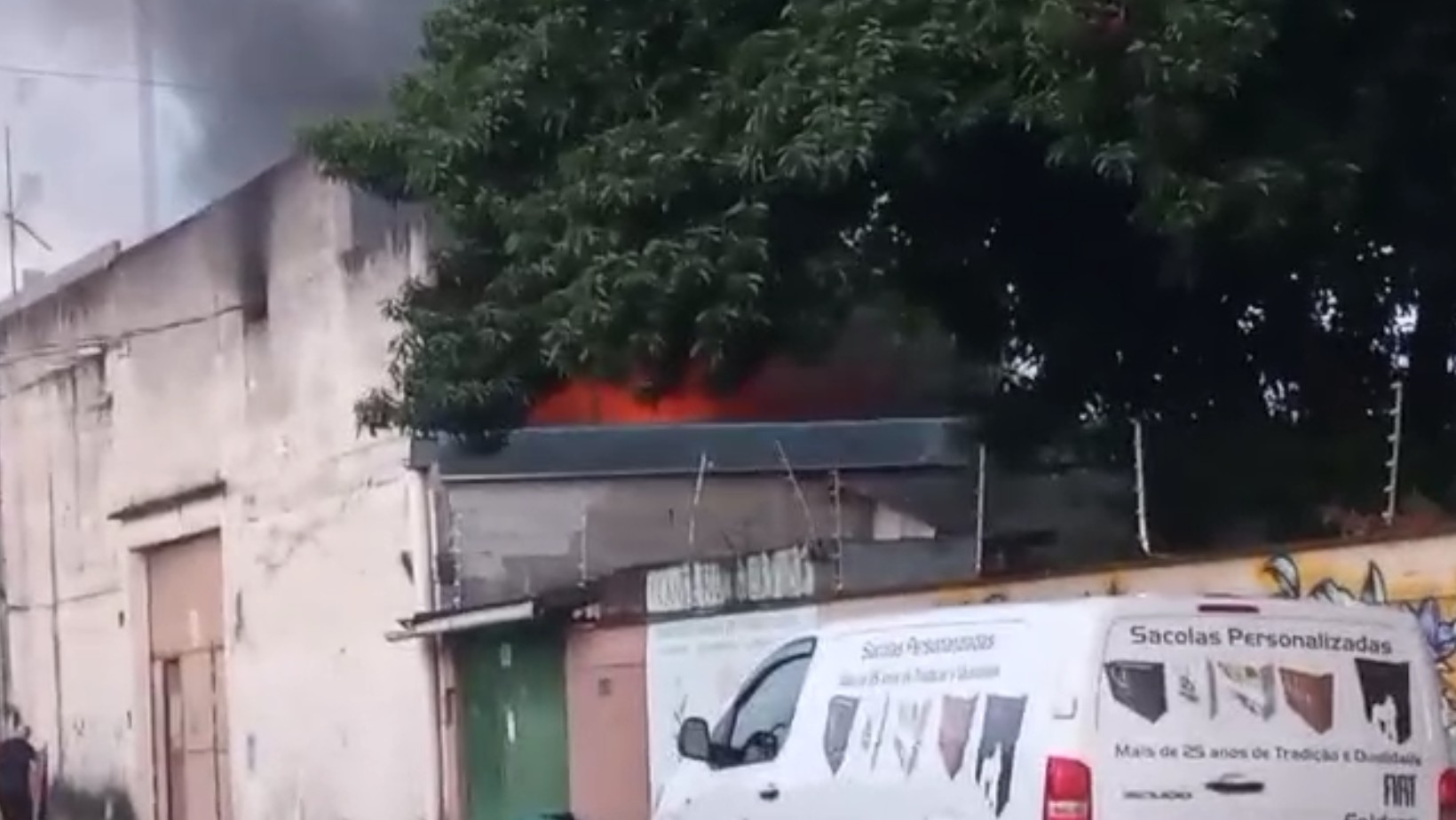 Incêndio atinge fábrica de papel e mobiliza Bombeiros em Jacareí, SP