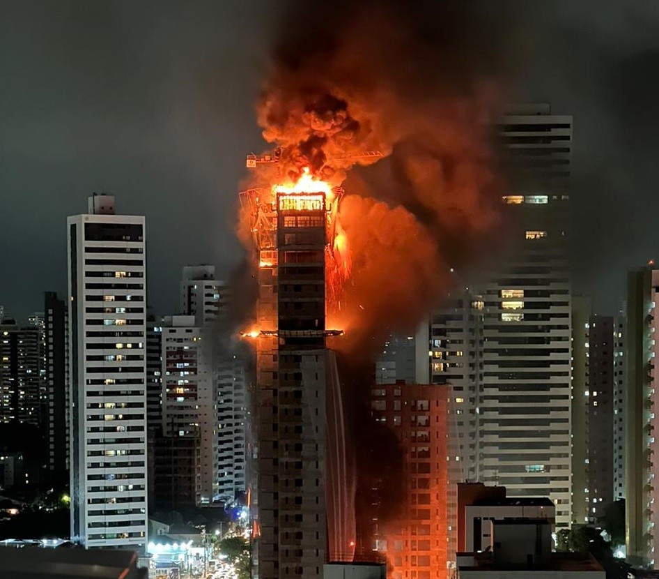 Incêndio atinge prédio em construção no Recife; veja VÍDEOS e FOTOS