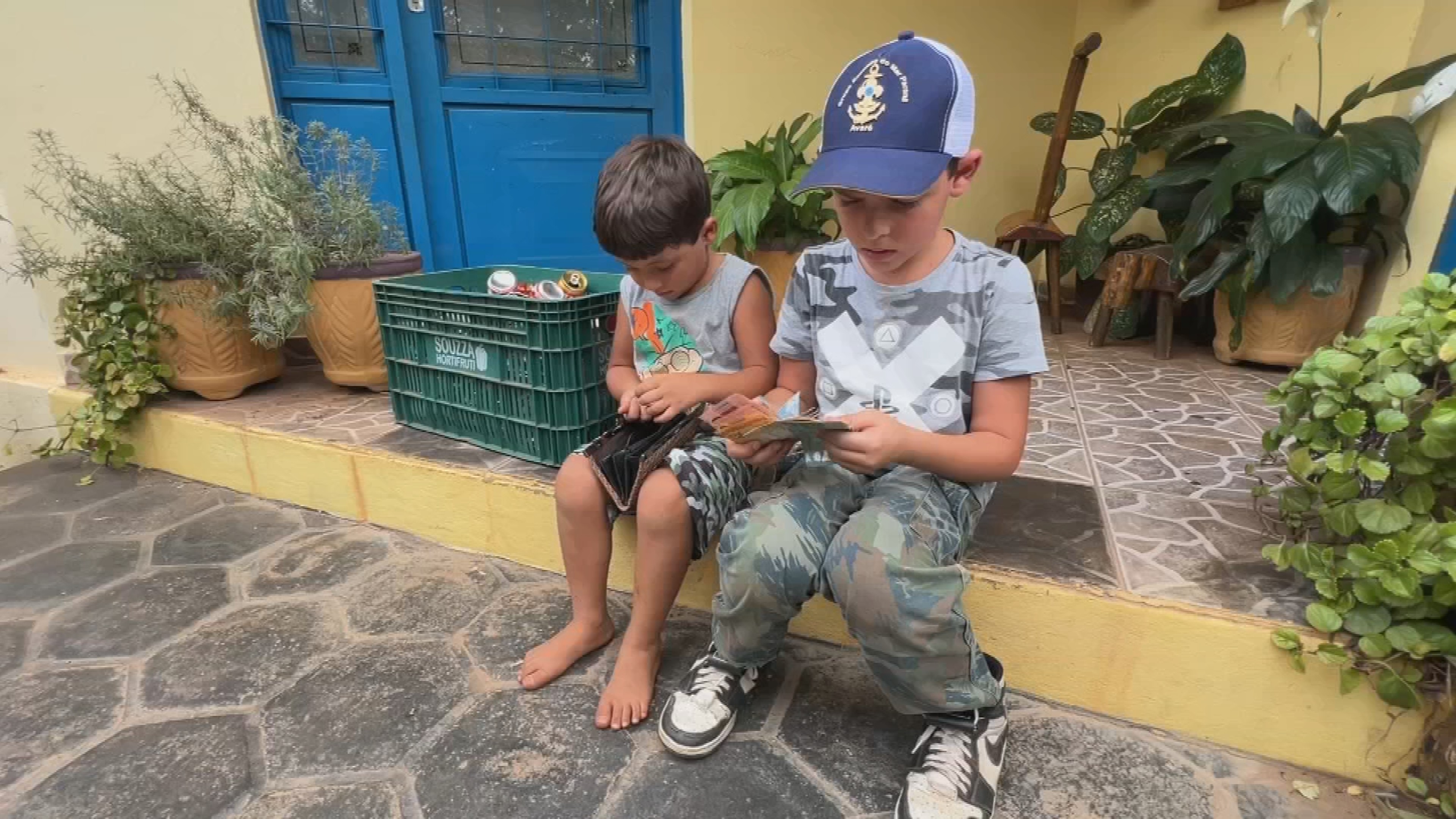 ‘Educação financeira’: meninos vendem artesanato e juntam latinhas para comprar cavalo e skate dos sonhos