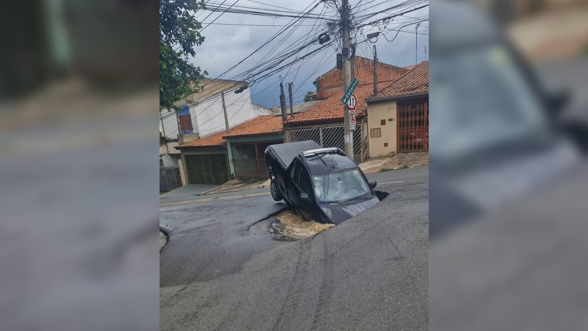 Cratera 'engole' carro em rua da zona norte de Sorocaba