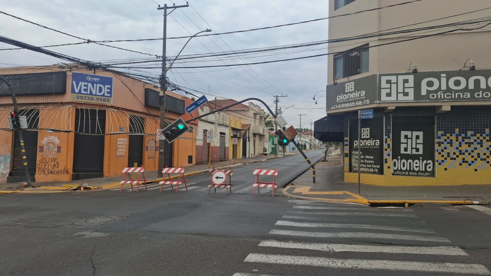 Motorista sofre mal súbito e bate ônibus contra semáforo em Bauru