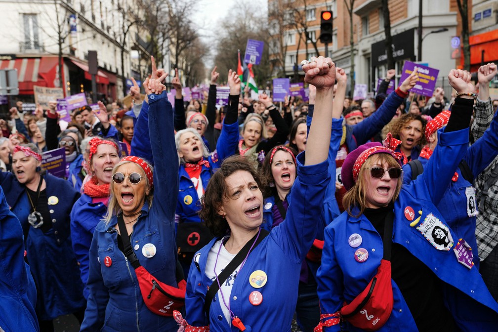 Coletivo "Les Rosies"participa de marcha do Dia Internacional das Mulheres em Paris, na Fran&ccedil;a &mdash; Foto: Dimitar Dilkoff / AFP