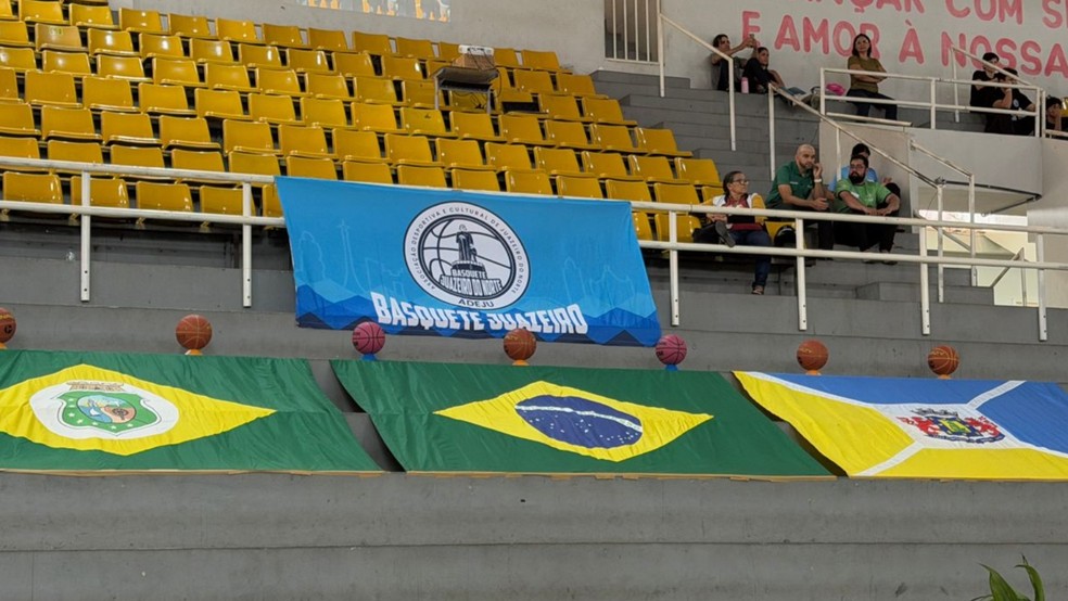 Vítimas foram homenageadas com bandeiras e bolas de basquete. — Foto: Edison Freitas/SVM