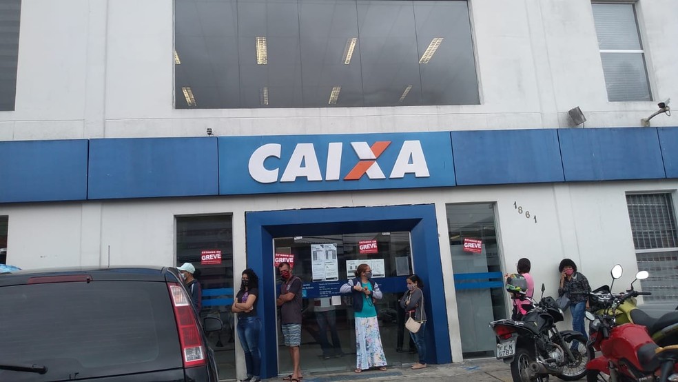 Agência da Caixa em Osasco, na Grande São Paulo, com alguns clientes na porta esperando por atendimento (Foto Reprodução/G1)