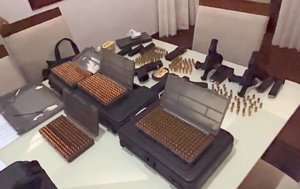 Armas e munições foram apreendidas na casa do investigado em Rio Preto (SP) — Foto: Polícia Federal/Divulgação