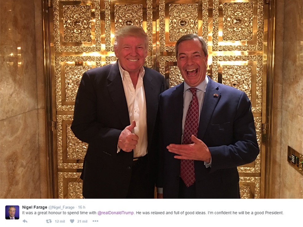 Em imagem de arquivo, o deputado britânico Nigel Farage posa ao lado de Donald Trump, em 2016.  — Foto: Reprodução/Twitter/Nigel_Farage