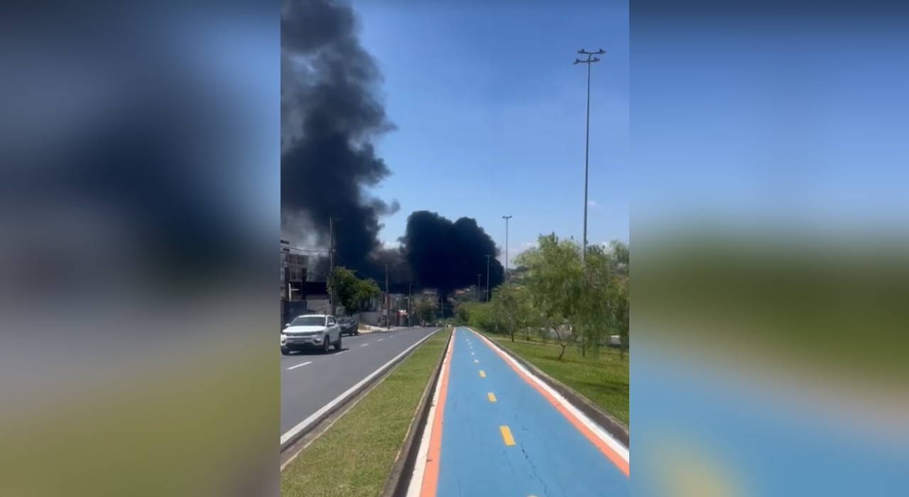 Incêndio causado por vazamento de combustível interdita avenida em Sorocaba