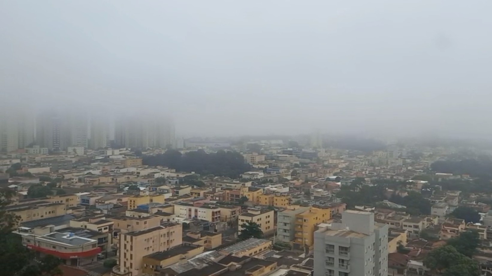 Neblina cobre Ribeirão Preto, SP, e temperatura cai; veja a previsão do tempo