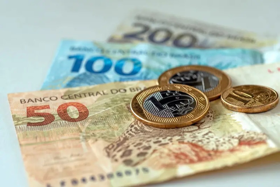 Economistas e agentes do mercado ouvidos pela BBC afirmam que um dos motivos para a alta do dólar é a frustração com o pacote anunciado por Haddad — Foto: Getty Images via BBC
