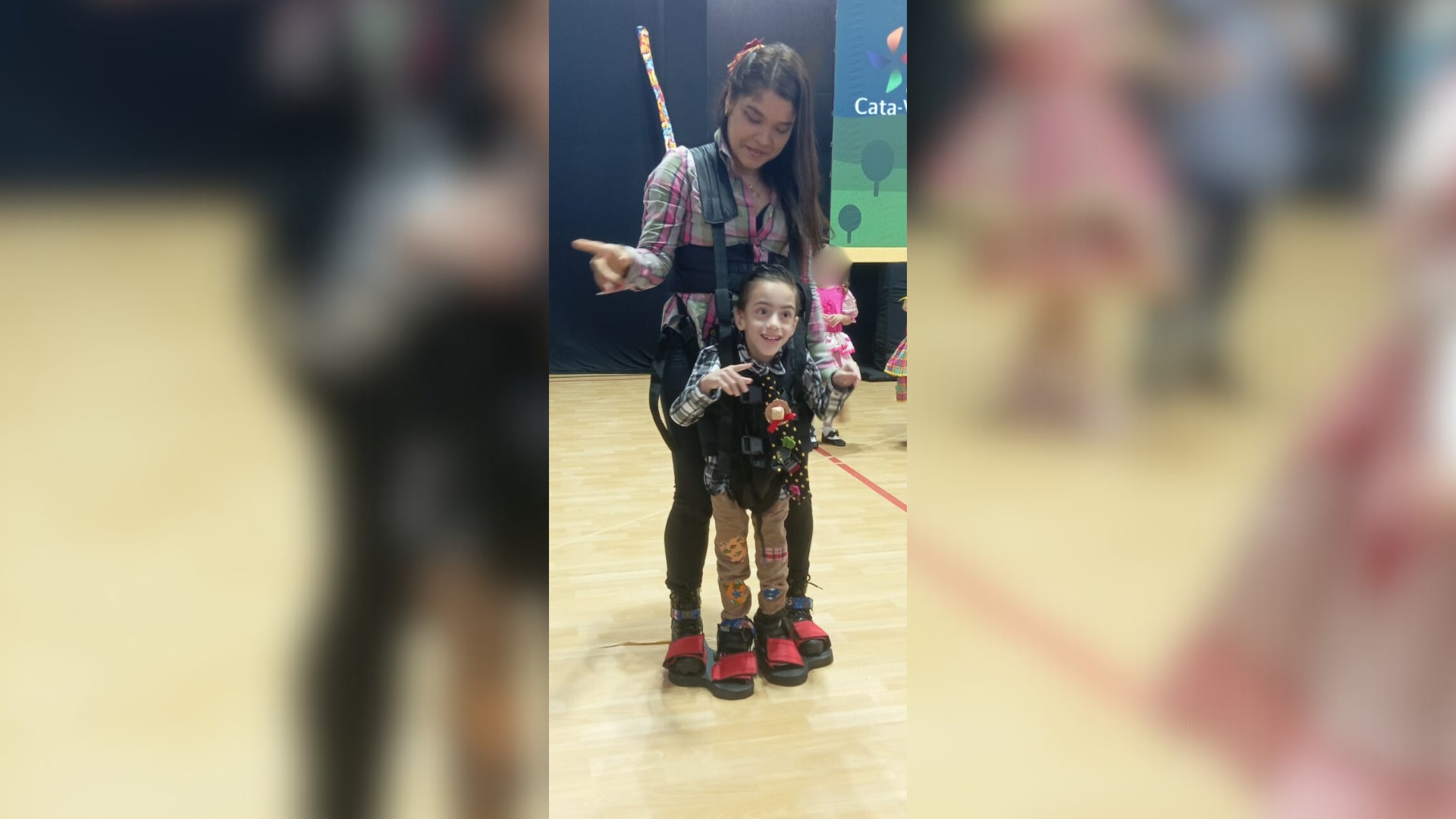 Professora usa colete para incluir aluno com paralisia cerebral em quadrilha junina: 'Queria que ele se sentisse parte'