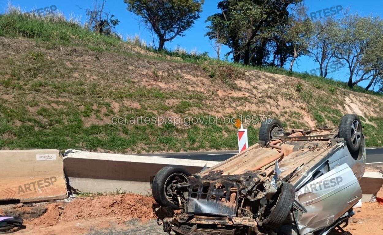 Carro capota e uma pessoa morre na SP-310 em Rio Claro