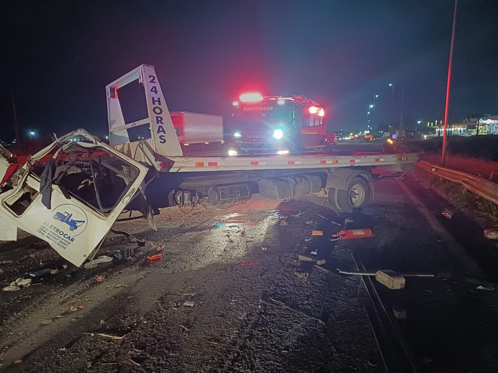 Motorista perde controle de caminhão e fica preso às ferragens na Via Dutra, em Resende