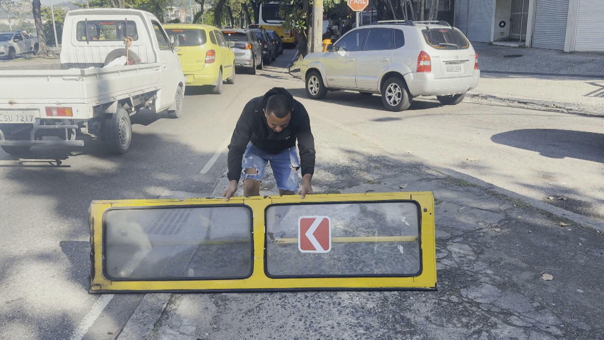 VÍDEO: porta de ônibus cai na Lagoa, e passageiro desce do coletivo para buscar