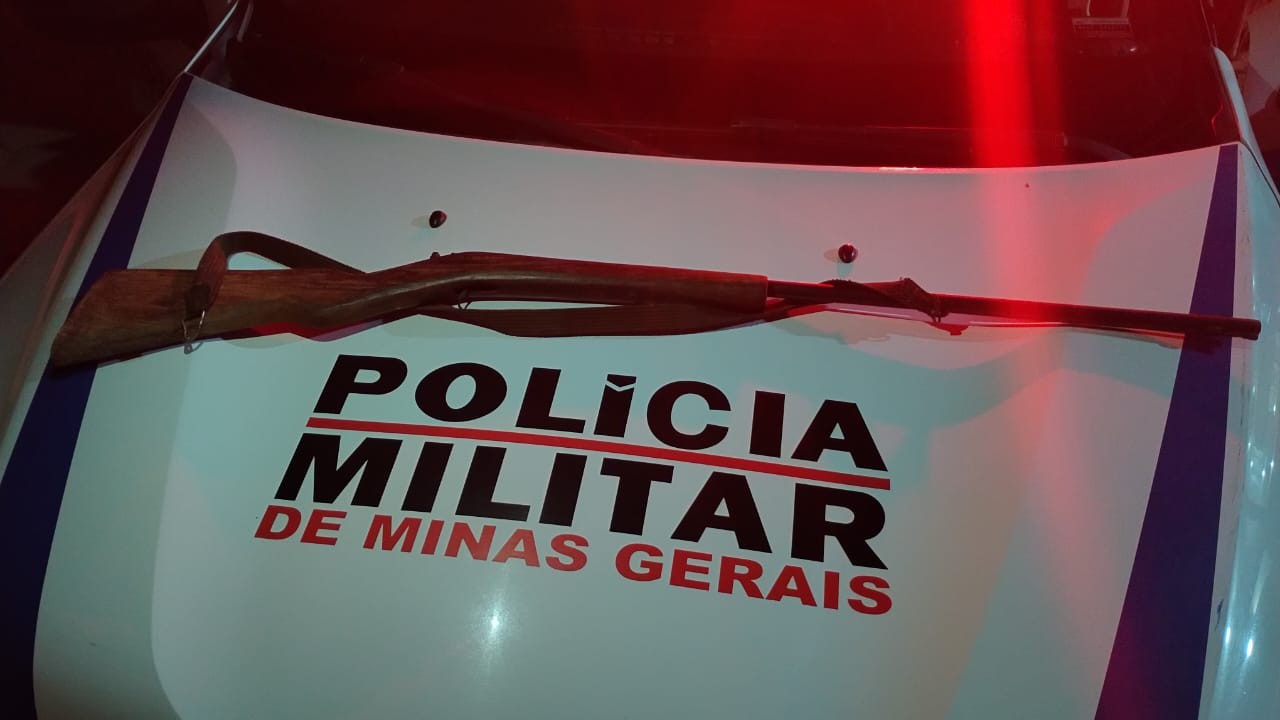 Homem invade casa, atira em duas pessoas na ceia de Natal, desliga energia elétrica e foge