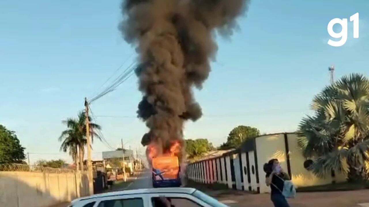 VÍDEO: ônibus pega fogo em Várzea Grande (MT) 