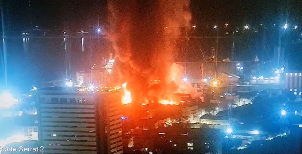 Incêndio ocorreu de uma quadra para outra no Centro de Santos — Foto: Praticagem de Santos