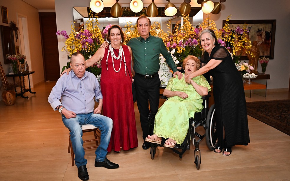 Scylla Duarte com os filhos Paulo Duarte Prata, Beatriz Duarte Prata, Henrique Duarte Prata e Clarice Duarte Prata  Foto: Arquivo pessoal Dra. Scylla Duarte Prata