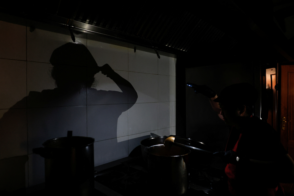 Restaurante em Madri as escuras devido a apagão na Espanha — Foto: Susana Vera/Reuters