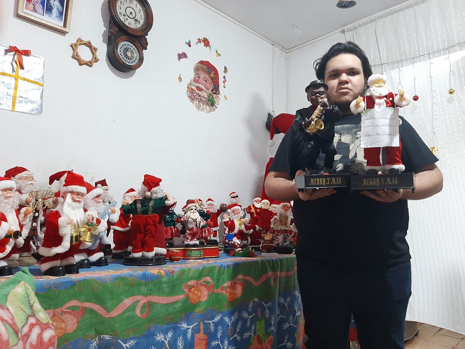 Morador de Caruaru tem coleção com mais de 430 bonecos do Papai Noel