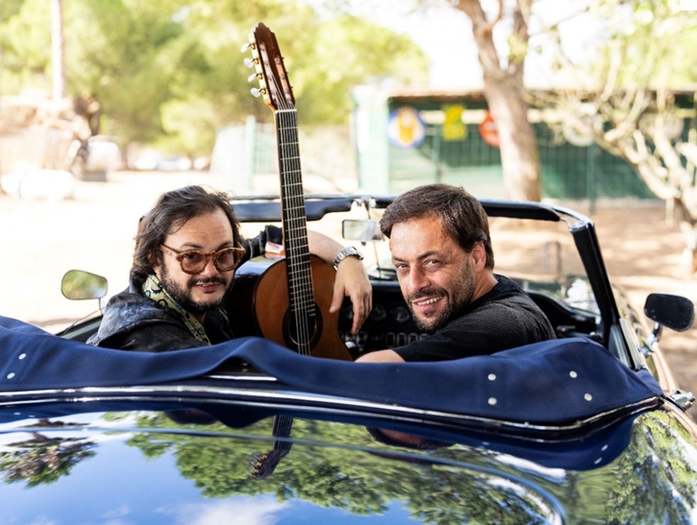 O violonista gaúcho Yamandu Costa (à esquerda) e o cantor português António Zambujo fazem show em 11 cidades do Brasil em março — Foto: Kenton Thatcher / Divulgação