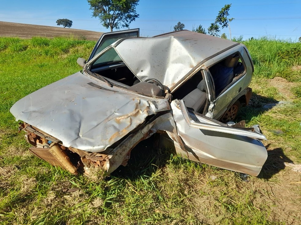 A vítima ficou presa entre as ferragens mas não resistiu aos ferimentos e morreu no hospital de Taquarituba (SP) — Foto: Reprodução