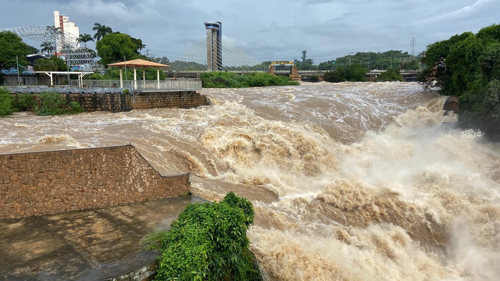 Rio Tietê, em Salto (SP) — Foto: Letícia Paris/TV TEM
