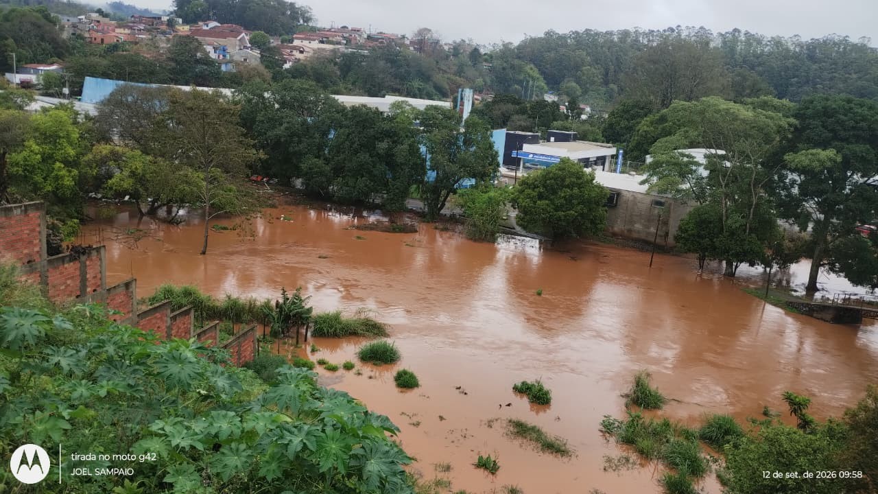 Chuva atinge pelo menos 110 famílias, causa deslizamentos e abre cratera em rodovia em Guapiara
