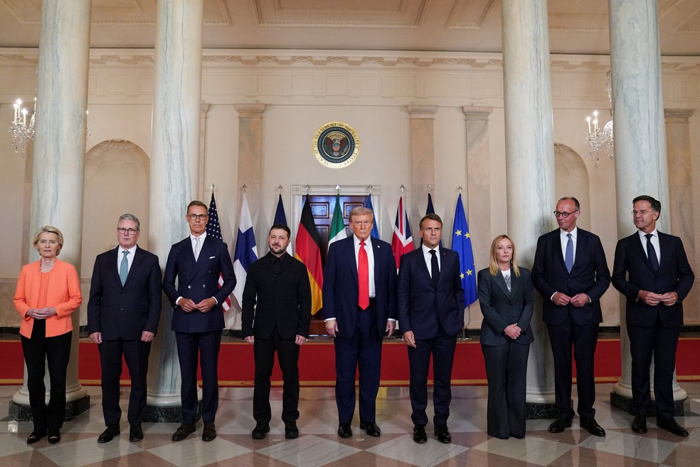 Presidentes dos Estados Unidos, Donald Trump, e da Ucrânia, Volodymyr Zelensky, tiram foto junto com outros líderes europeus na Casa Branca em 18 de agosto de 2025. — Foto: REUTERS/Alexander Drago
