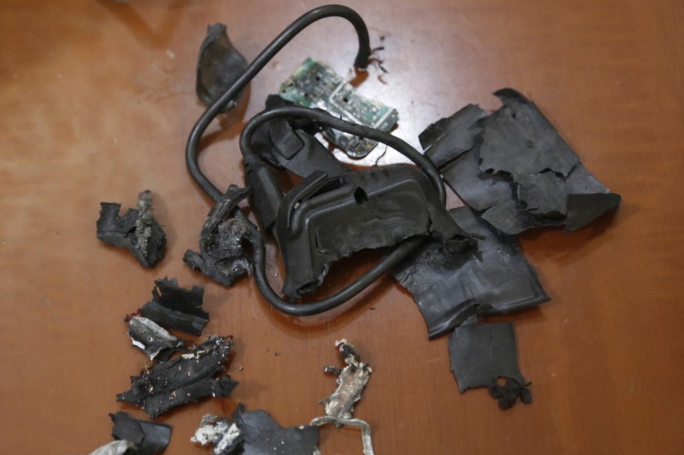 Foto de 18 de setembro de 2024 mostra restos de pagers que explodiram em Beirute, no Líbano — Foto: AFP