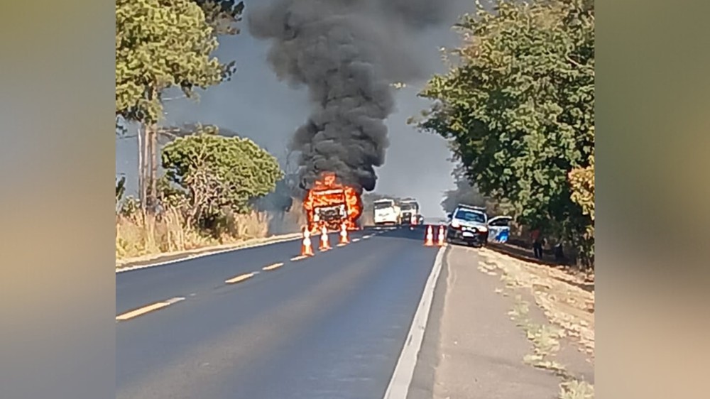 Carreta pega fogo e causa congestionamento de 10 km na BR-262 em Sacramento