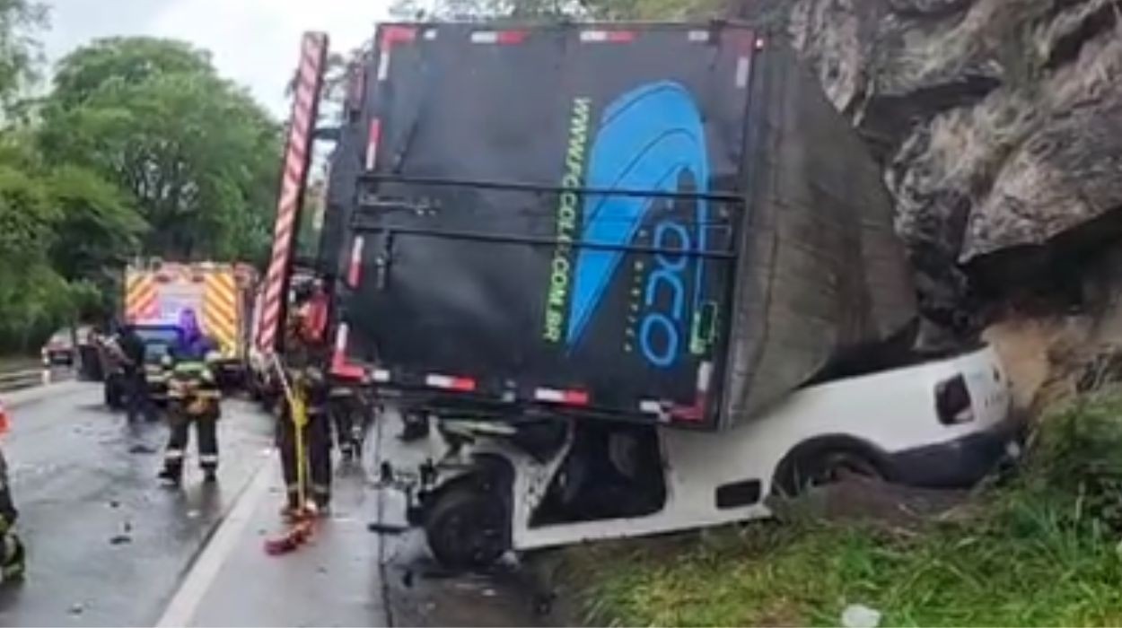 Caminhão tomba e esmaga picape em estrada no interior de SP; duas vítimas ficaram presas às ferragens