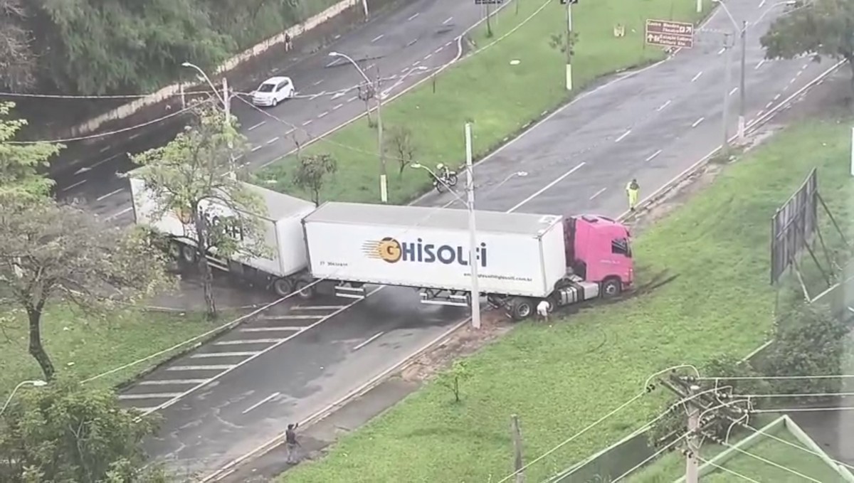 Carreta fica presa em canteiro ao fazer retorno e bloqueia avenida em Campinas