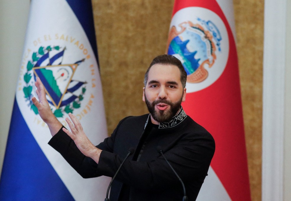 O presidente de El Salvador, Nayib Bukele, fala durante uma coletiva de imprensa na Casa Presidencial, em San Salvador, capital do país. — Foto: Jose Cabezas / Reuters
