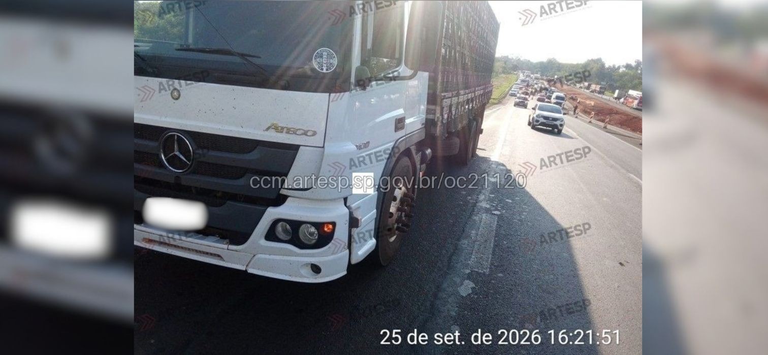 Motociclista morre ao ser atropelado por carreta em rodovia no interior de SP
