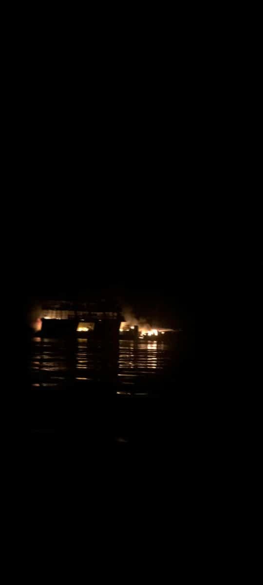 Embarcação pega fogo e passageiros se jogam no Rio Negro, no AM