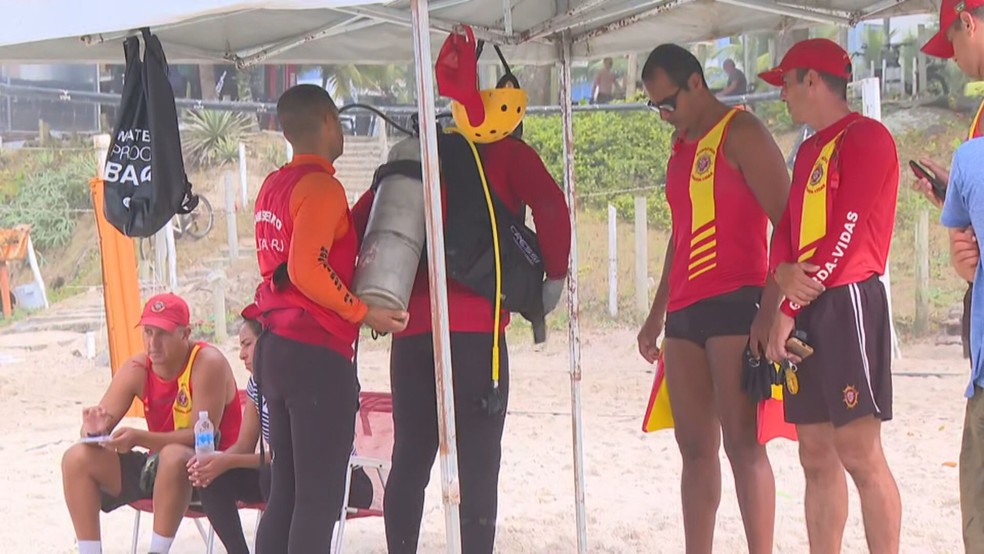 Bombeiros fazem buscas pelo menino Edson Davi na Praia da Barra — Foto: Reprodução