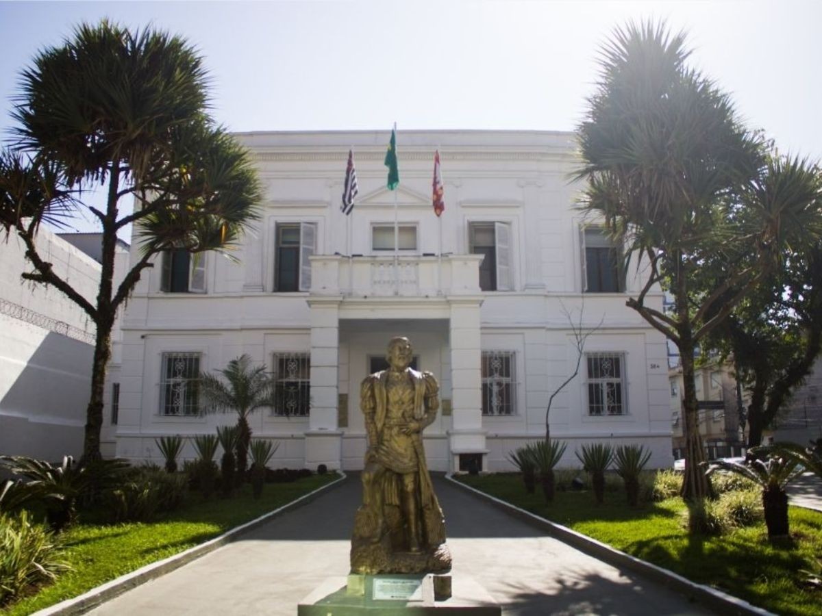 São Vicente abre novo concurso público para 15 áreas e salários de até R$ 8 mil; confira