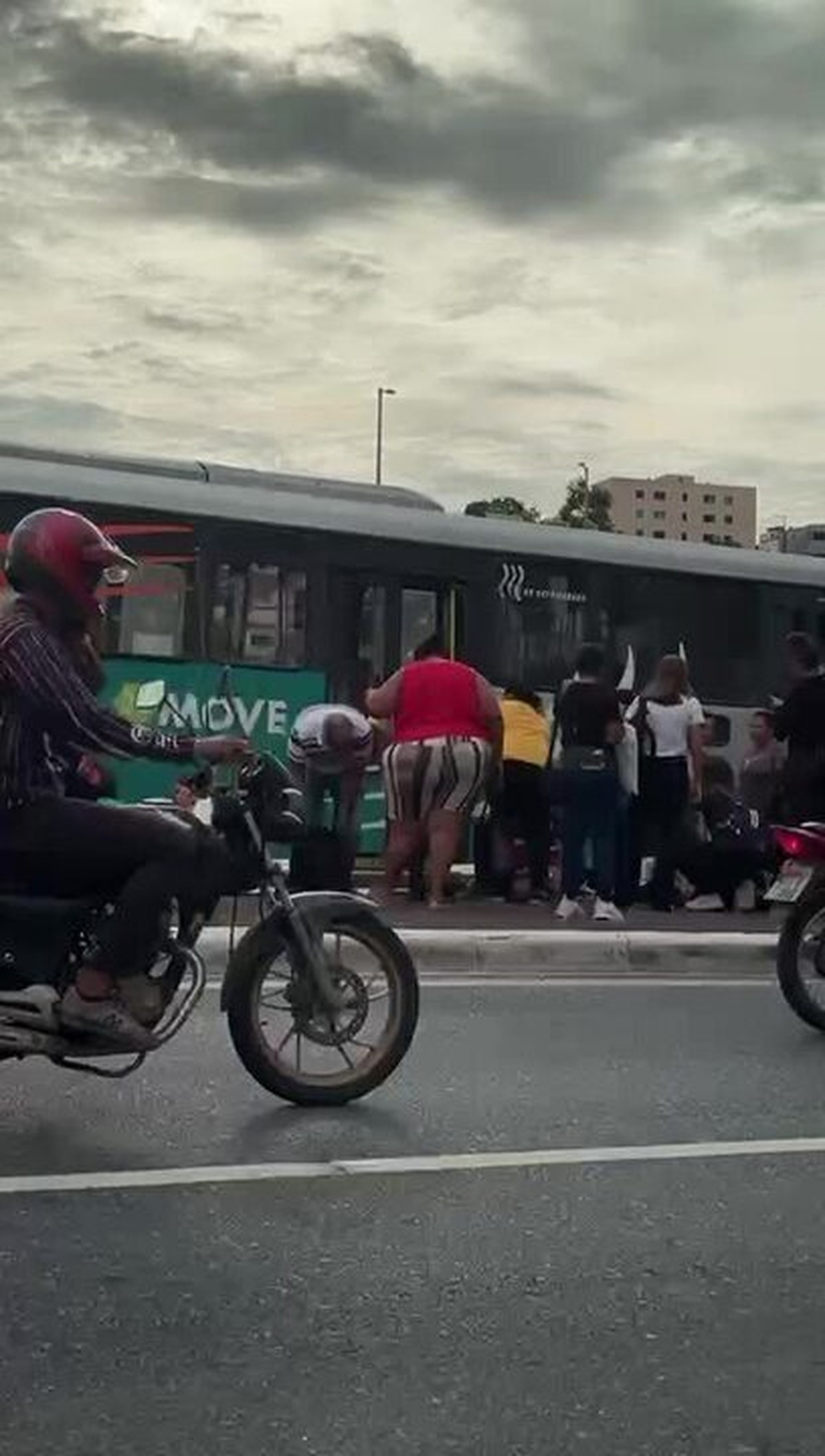 Acidente entre ônibus do Move e táxi deixa feridos em BH