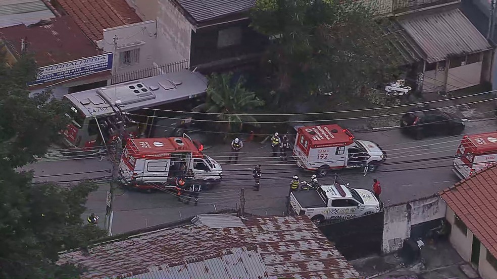 Vítimas foram resgatadas com ferimentos leves. — Foto: Reprodução/ TV Globo