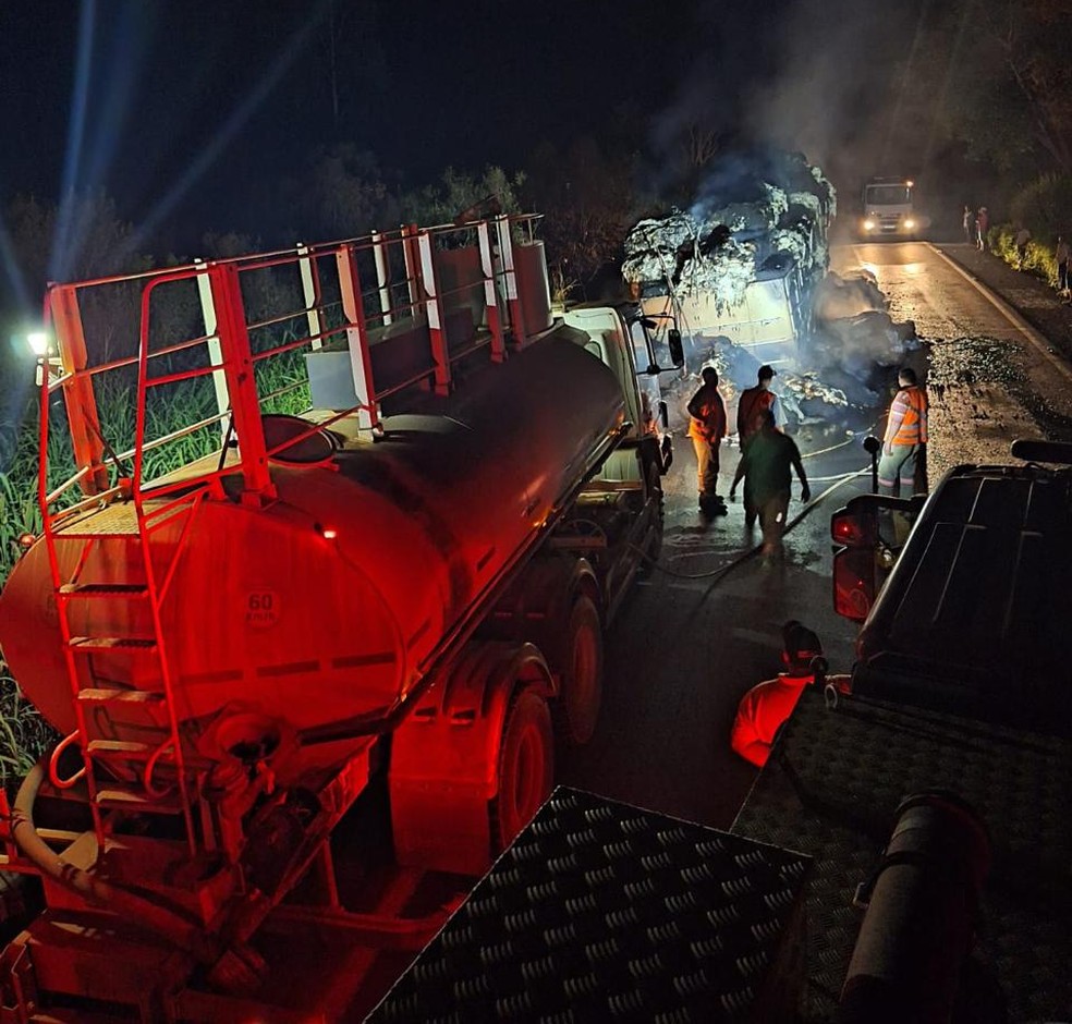 Acidente na BR-354, em Bambuí, queimou mais de 30 mil kg de algodão — Foto: Corpo de Bombeiros/Divulgação
