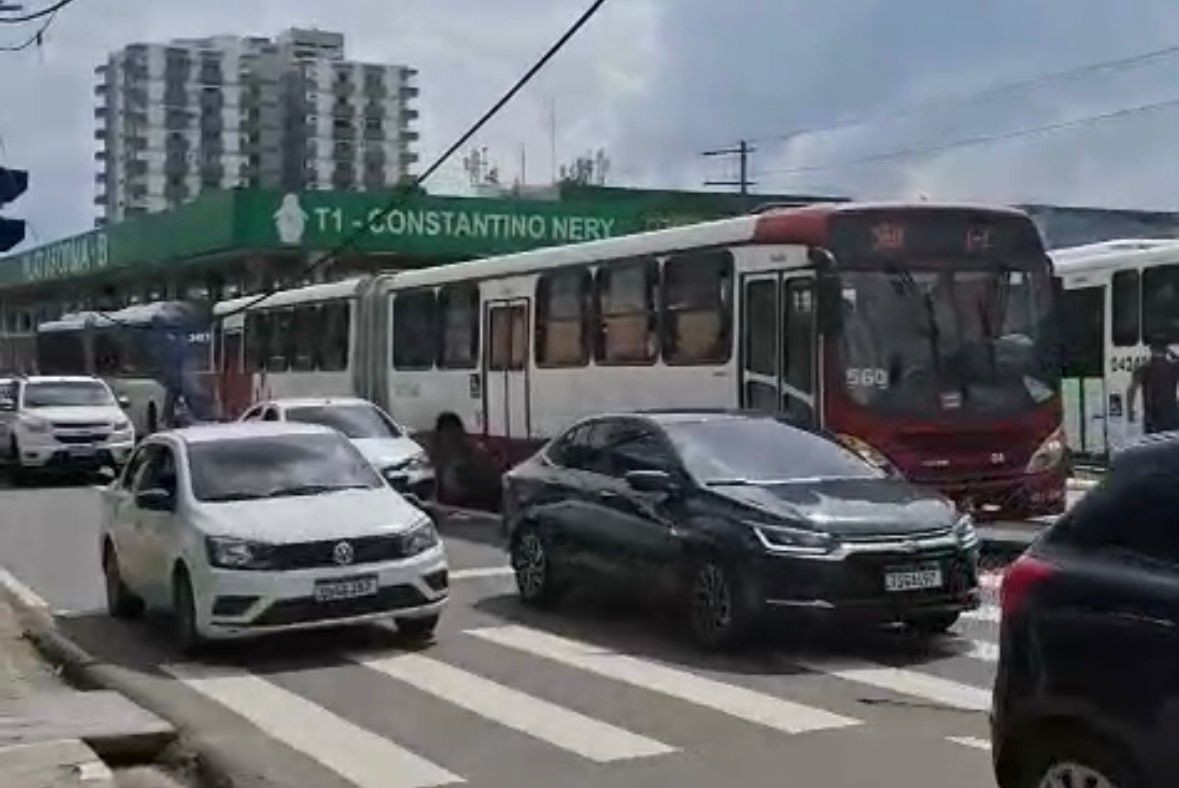 Rodoviários paralisam atividades no Terminal 1 após atraso no vale-alimentação em Manaus